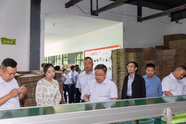 一行人参观了农特产品展示区,打包车间,陇小南核桃油车间等详细了解